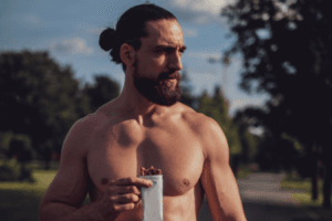 man eating carbohydrates during workout man eating carbohydrates during workout